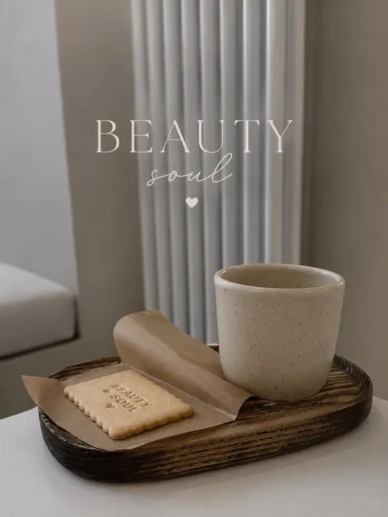 Кофе и фирменное печенье Beauty Soul на подносе